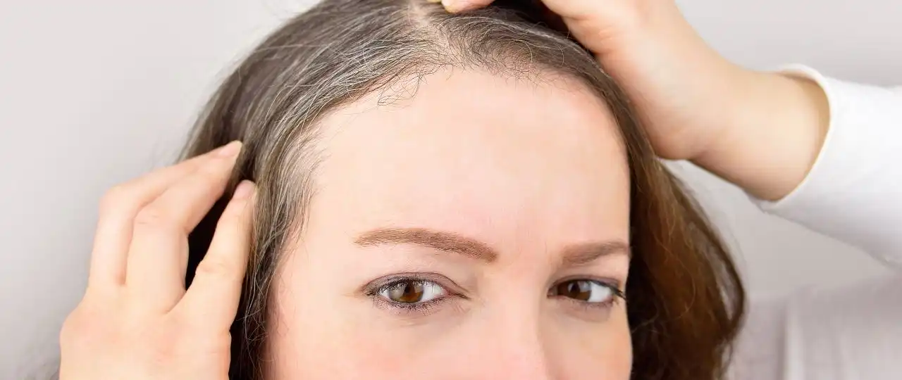 4 dicas para disfarçar os cabelos brancos: métodos para você se virar sozinha em épocas que ir ao salão de cabeleireiro não é possível